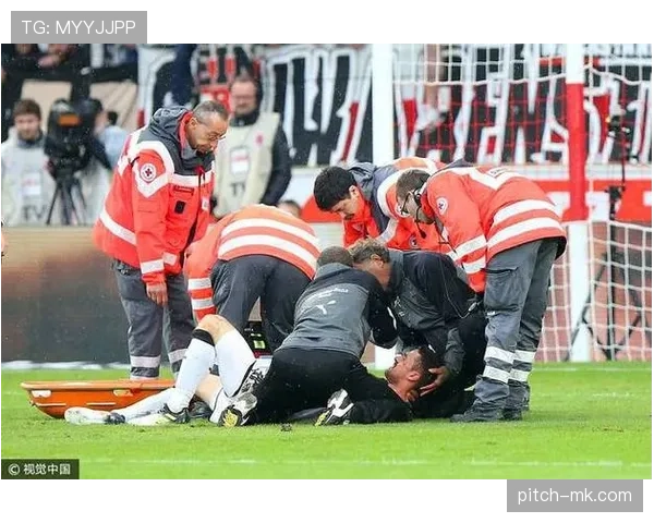 冲撞门将的判罚规则：何时算犯规何时罚球秀争议