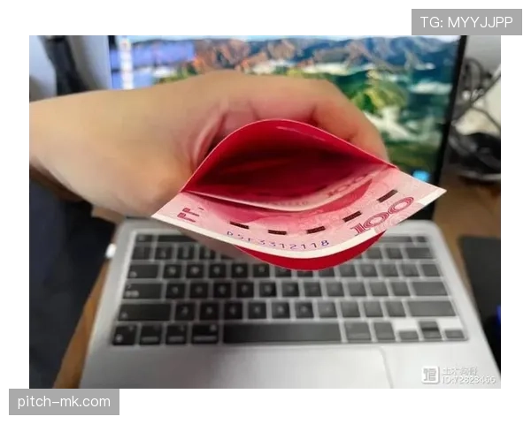 唐佳豪的社交晒图比我整年工资还阔绰，刷到心态要崩