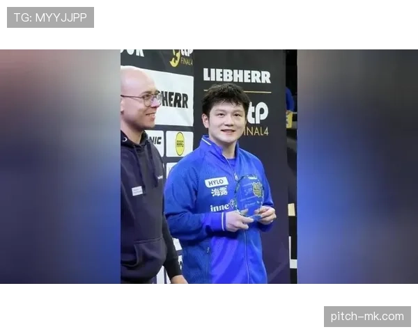 樊振东拎着外卖盒穿破T恤那一幕，冠军光环被隔壁外卖小哥秒掉了