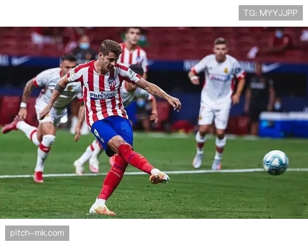 菲利克斯穿着拖鞋进俱乐部包厢，手里拿的居然不是球鞋谁能想到啊